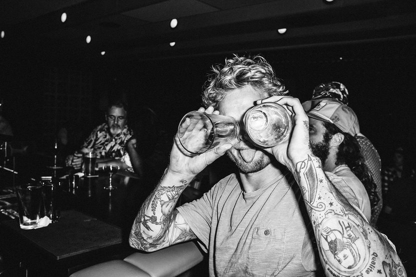 Mikkel voit le monde à travers des lunettes de bière.