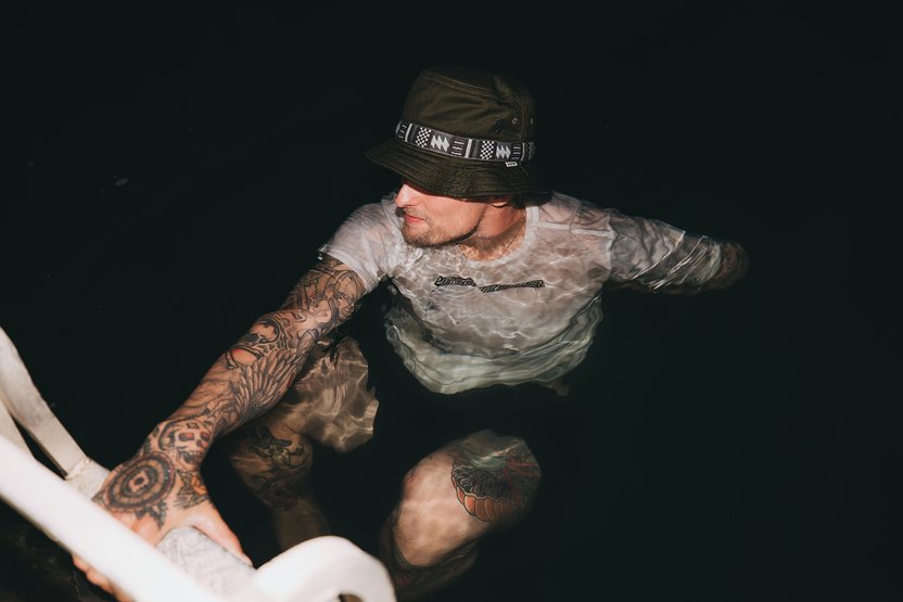 Trempette d'eau sombre.