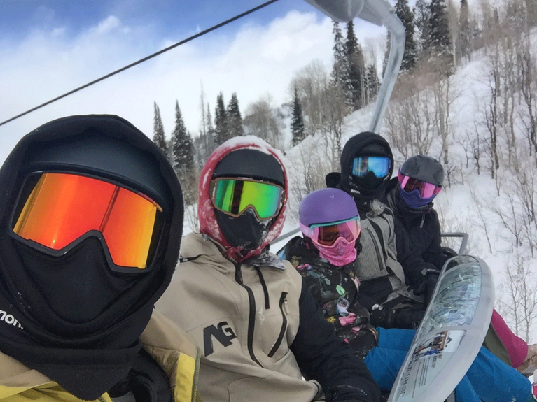 子供にスノーボードを教えて、家族みんなで雪山ライフを楽しみましょう