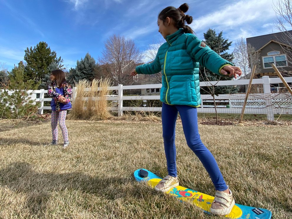 Premières glisses avec le Burton Riglet, snowboard adapté aux enfants -  TRIP AND TWINS