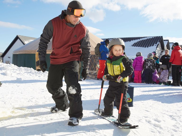 子供にスノーボードを教えて、家族みんなで雪山ライフを楽しみましょう