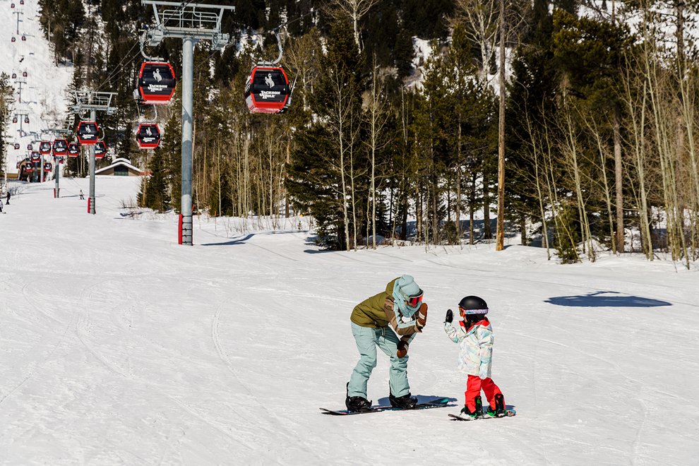 Apprendre aux enfants à faire du snowboard
