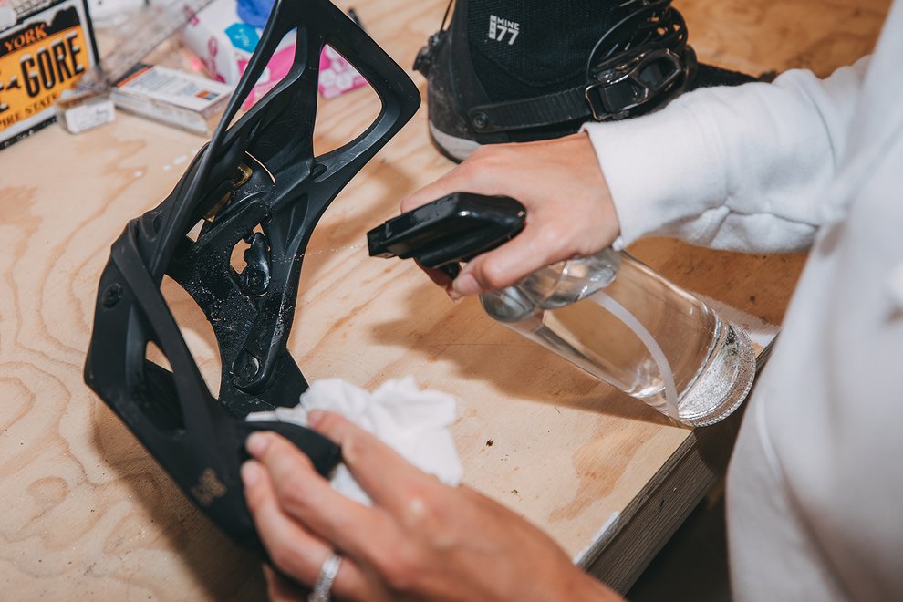 how-to-store-snowboards-clean-bindings-1.jpg