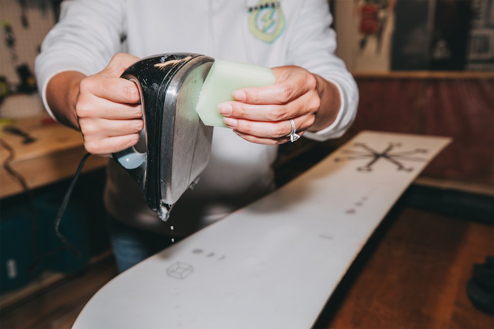 how-to-store-snowboards-tune-apply-wax-2.jpg