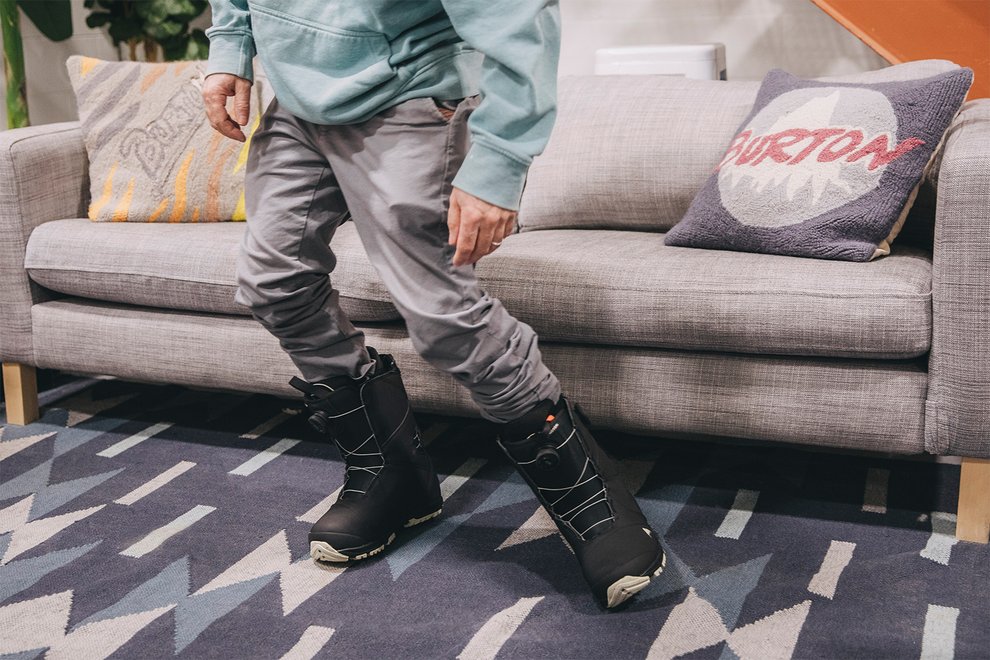 snowboard-boot-sizing-buyers-guide-flexing.jpg