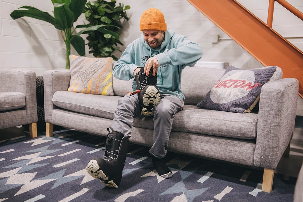 snowboard-boot-sizing-buyers-guide-lacing-up.jpg