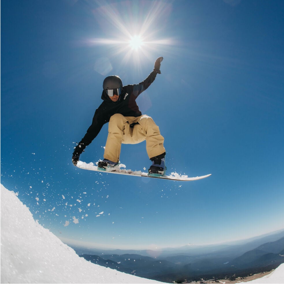 Homme dans les airs sur son snowboard